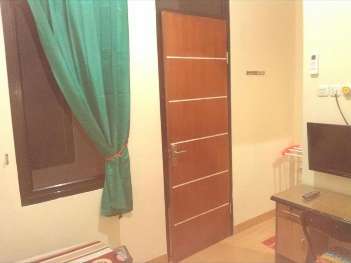 Danyshom Hotell Cikarang Exteriör bild